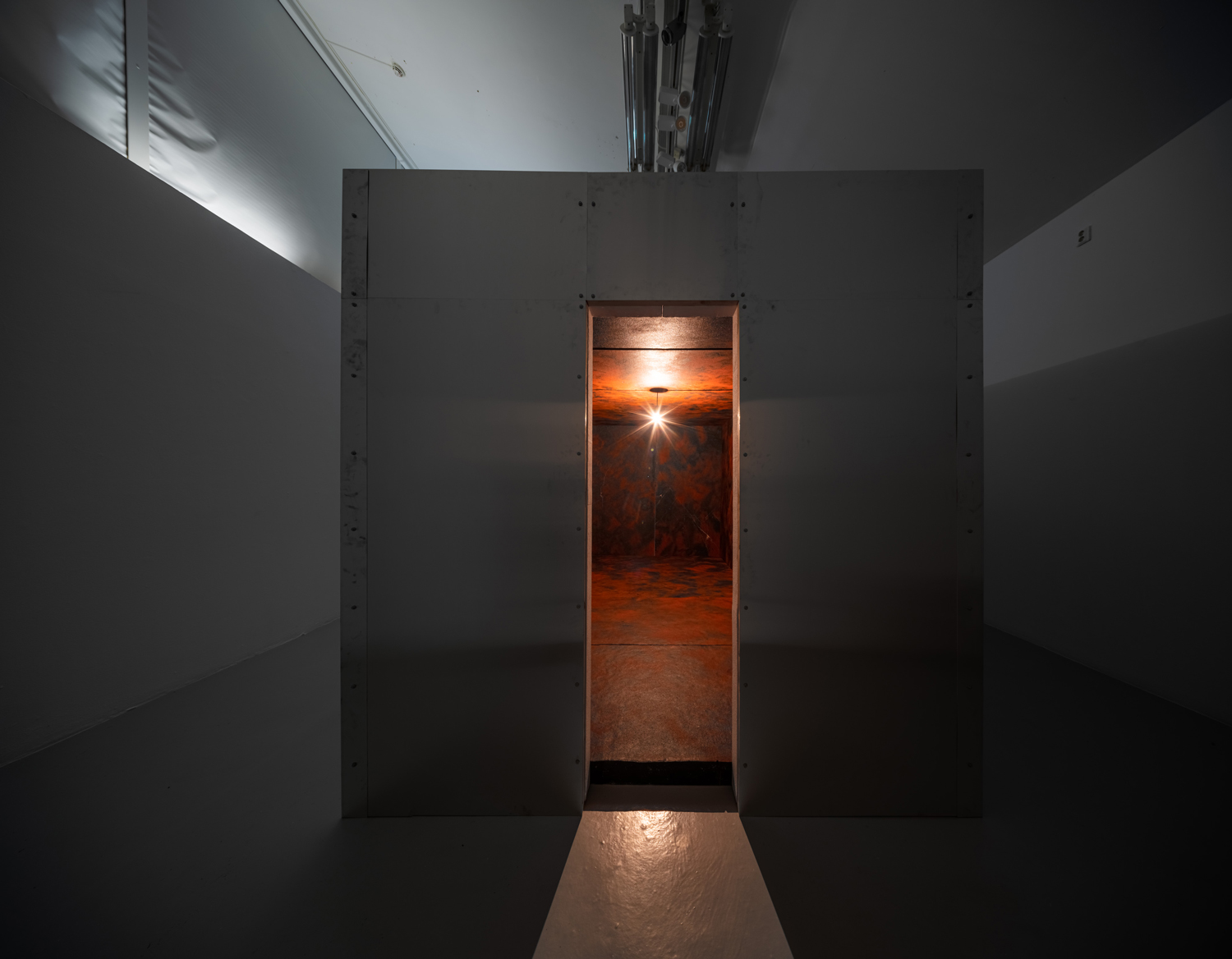 The-tomb-valentine-isaeus-berlin-galleri-mejan-2019-kungliga-konsthögskolan-mejan-konstnär-installation-rum-3